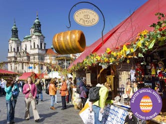 Excursão a pé guiada por comida e história em Praga
